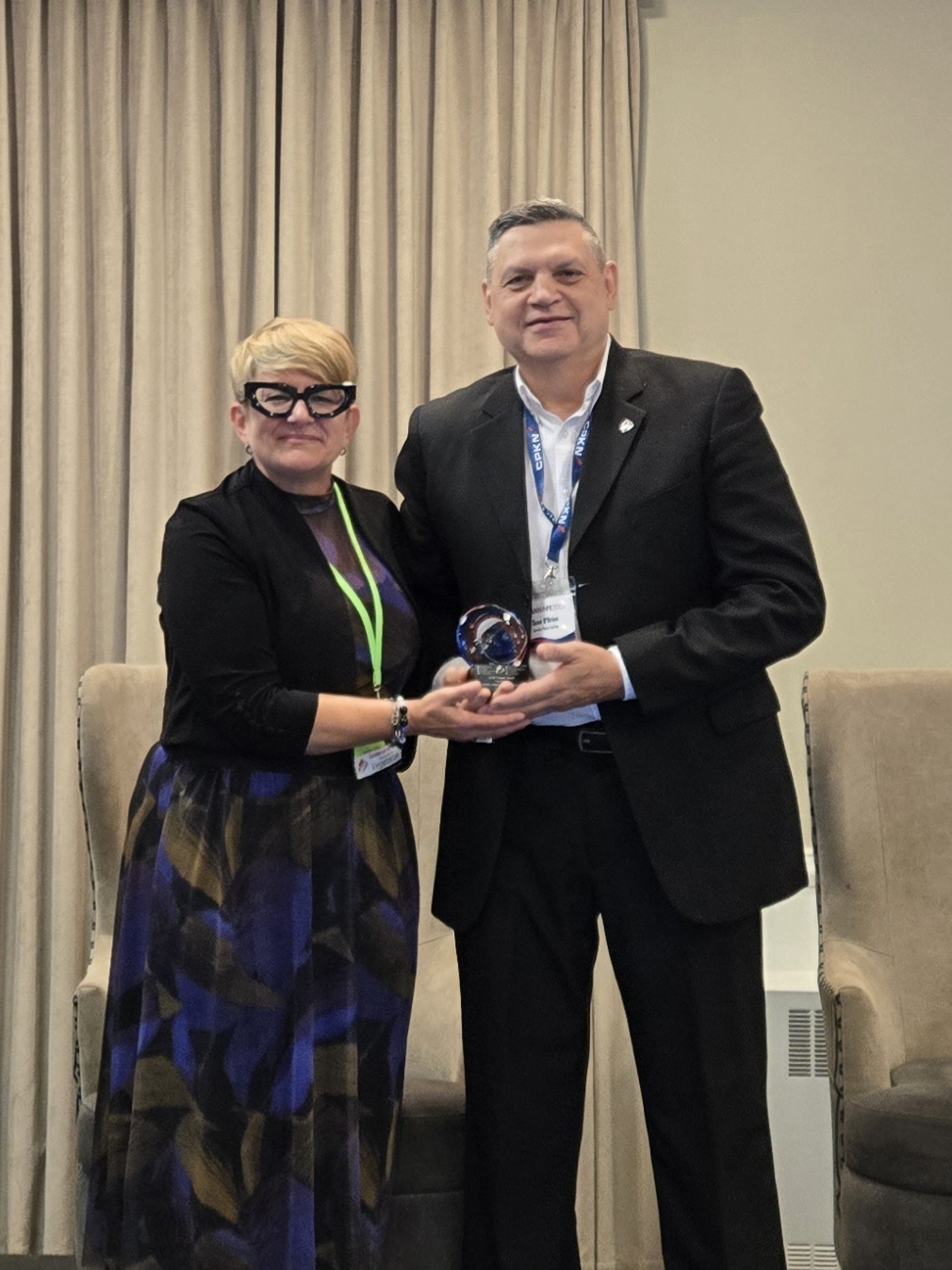 Sonia Poulin, présidente du RCSP, remet le prix Boussole du RCSP au sergent Sean O’Brien, Service de police de Toronto.