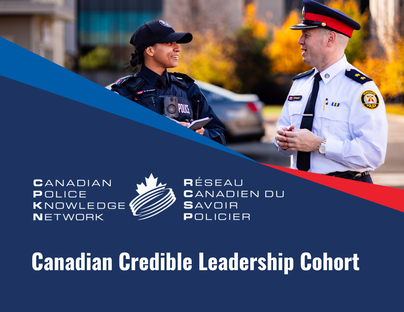 Deux agents souriants devant une voiture de police et des arbres. Le graphique comprend le logo et le titre du programme (Cohorte canadienne de leadership crédible).