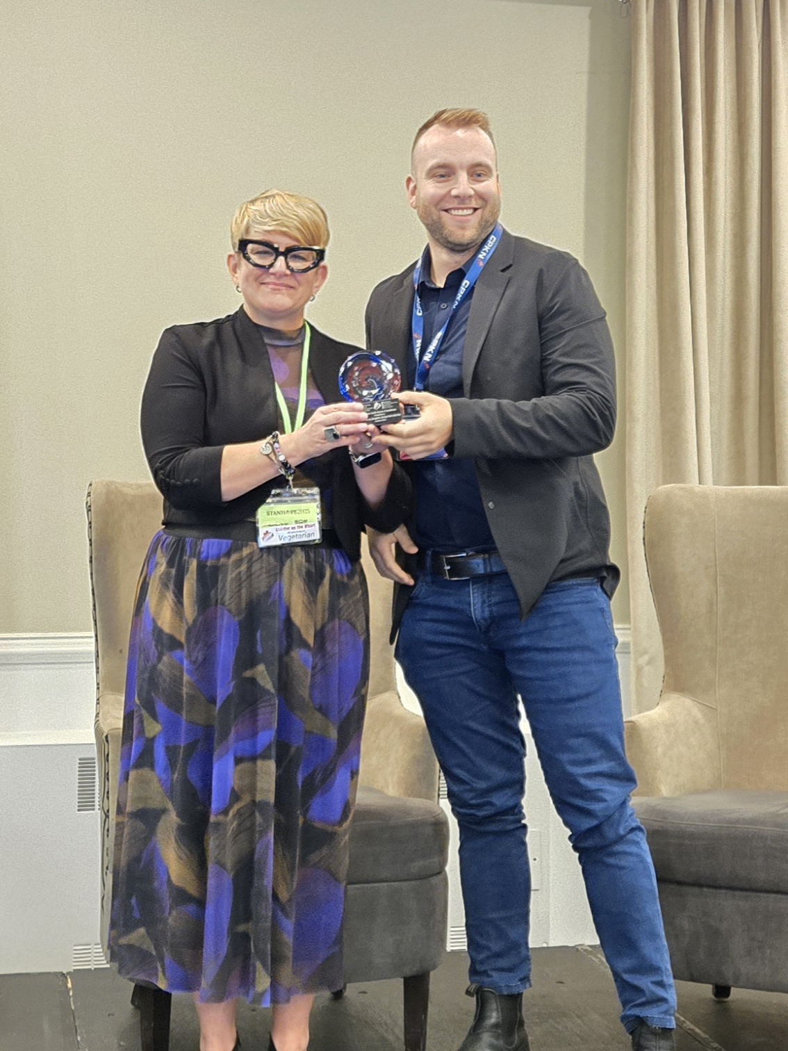 Sonia Poulin, President, CPKN, presents the F. Darren Smith Award of Excellence to Ryan Buhrig, Sergeant, Surrey Police Service.