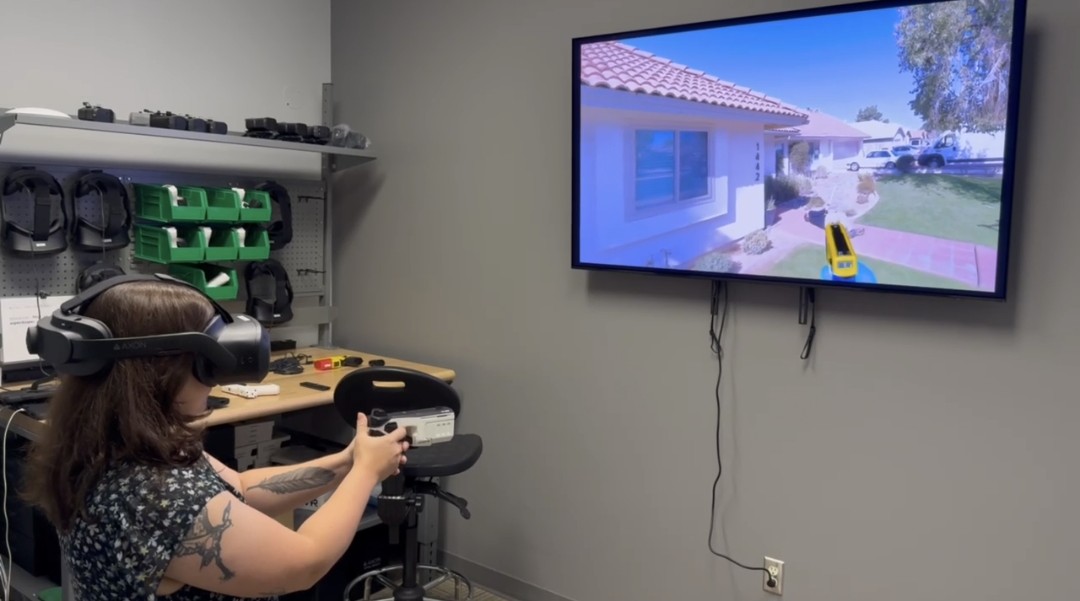 Une femme utilisant la technologie de réalité étendue (XR) lors d'une simulation d'entraînement, illustrant des approches innovantes en matière de formation à la sécurité publique au Canada.