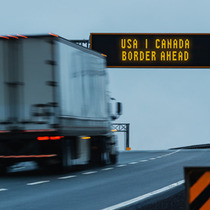 Un camion s’approche de la frontière entre les États-Unis et le Canada.